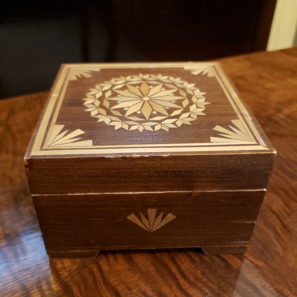 Vintage wood keepsake/treasure box